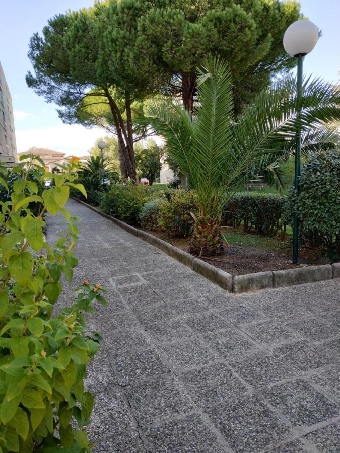 Charmant appartement à 350m de la plage et du port Fréjus Exterior foto
